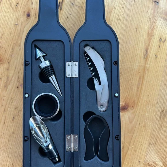 Black Wine Accessory Set - Picture 2 of 9